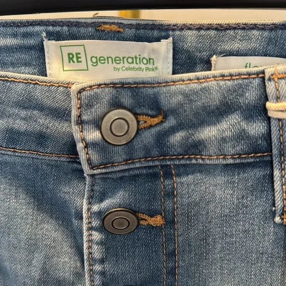 Celebrity by Pink Women's button-fly mid-rise Blue flare Jeans NWT 13/31 - Picture 2 of 11